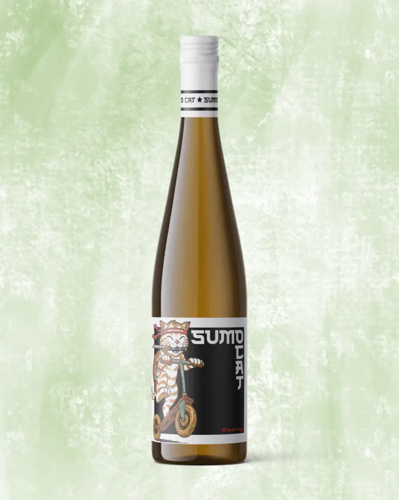 Sumo Cat Riesling halbtrocken 75 cl – Rheinhessen, 10,5 % vol. Fruktig, frisk riesling med äpple, aprikos, persika och päron